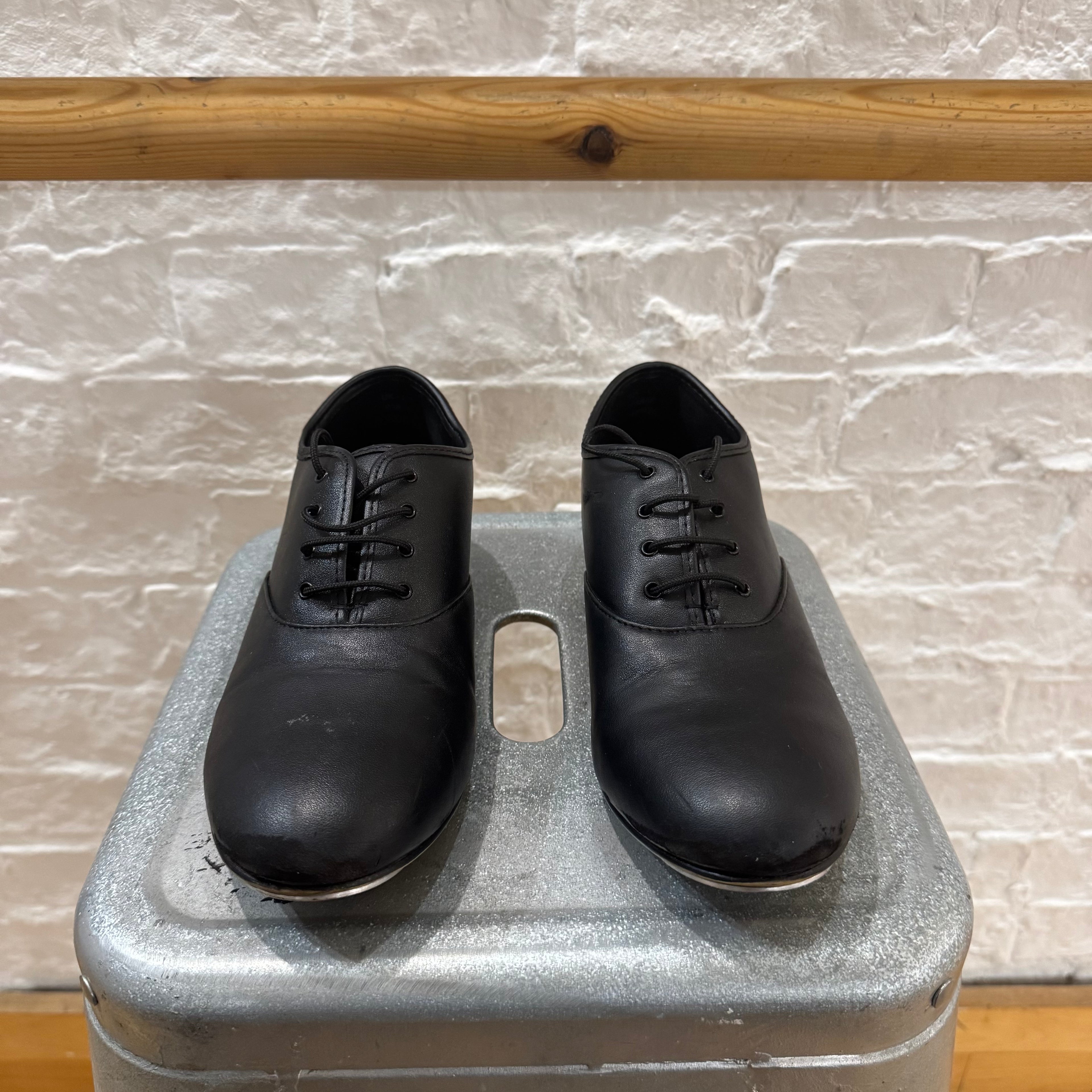 PRE-LOVED Alegra Black Unisex Oxford Tap Shoe - EU 41 / UK 7