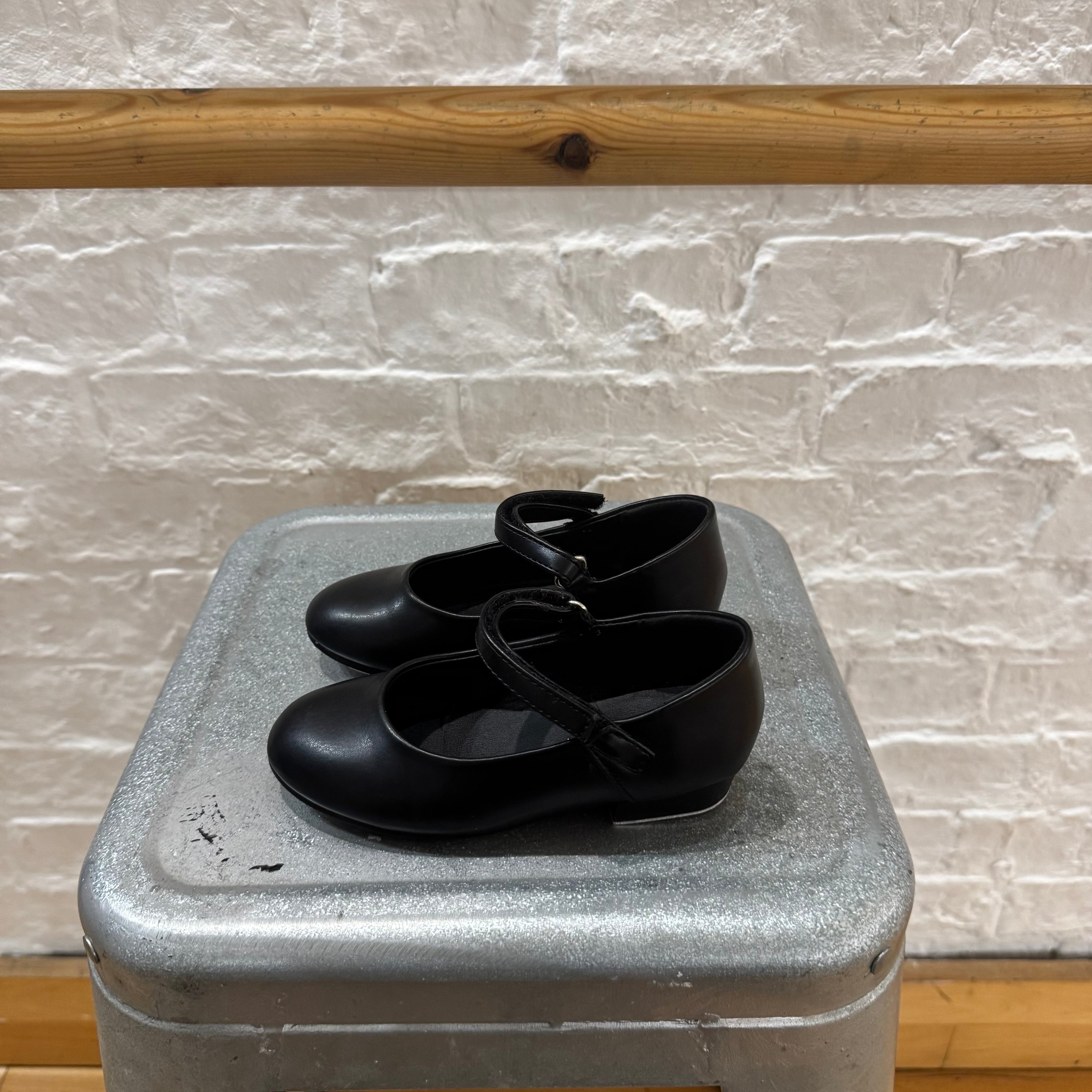 PRE-LOVED Roch Valley Velcro Fastening Tap Shoe EU 28 / UK 10